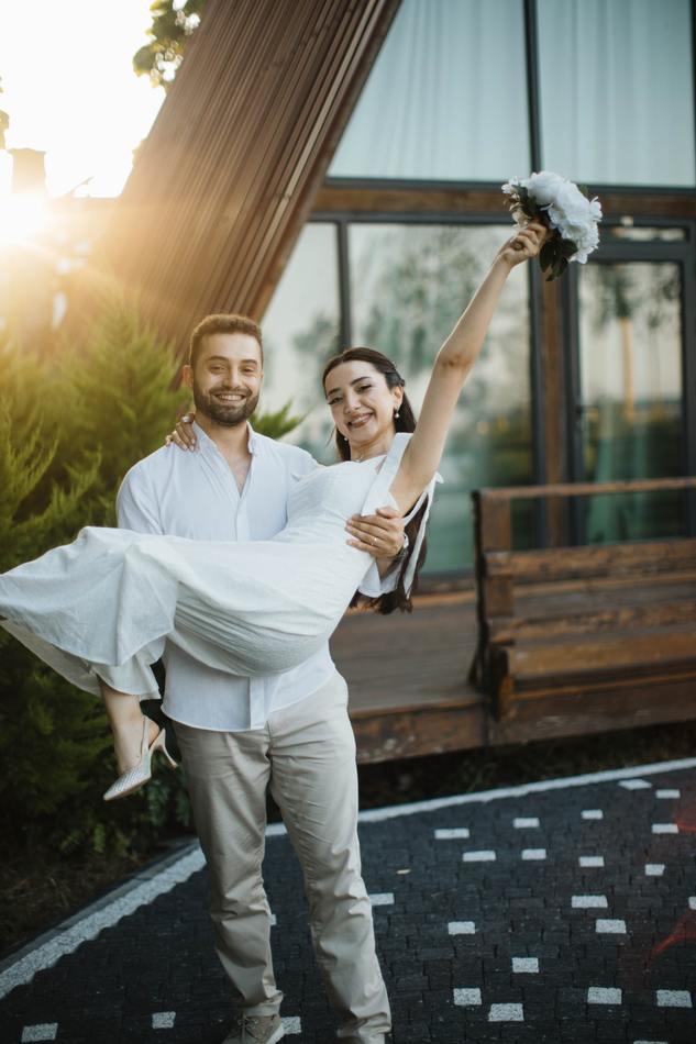 Kulübenin önünde, dış çekim