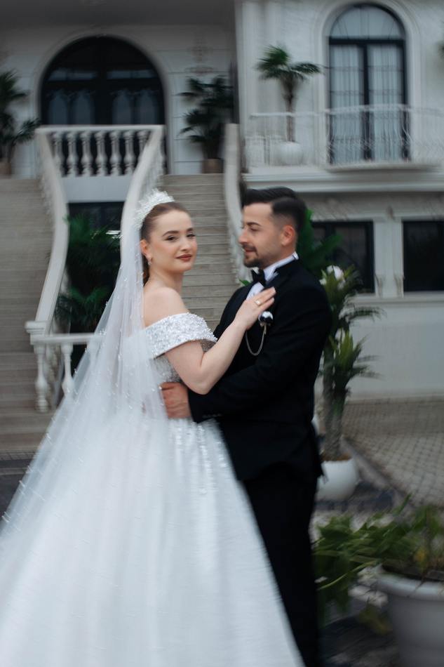 Konak önünde, düğün günü