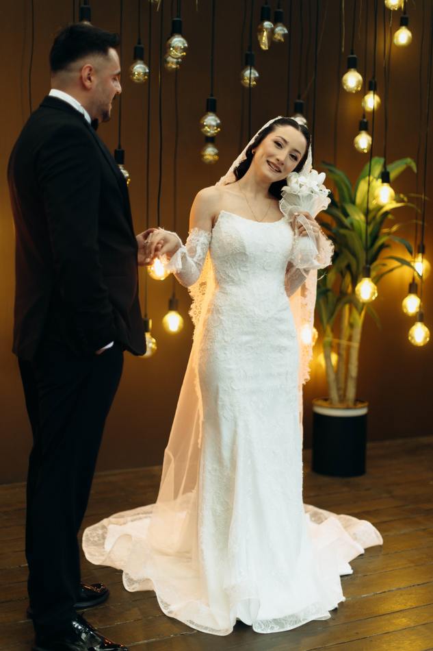 Işıkların altında gelin ve damat