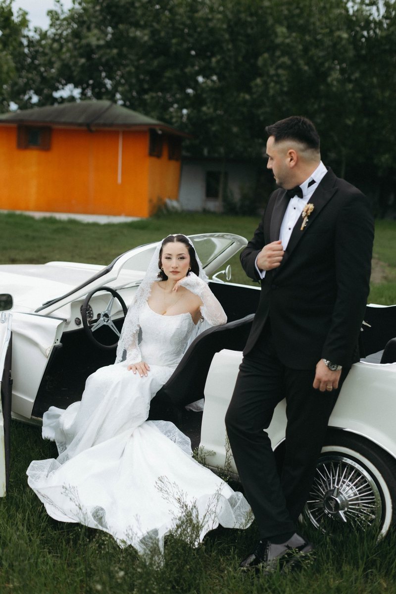 Klasik arabanın yanında gelin ve damat