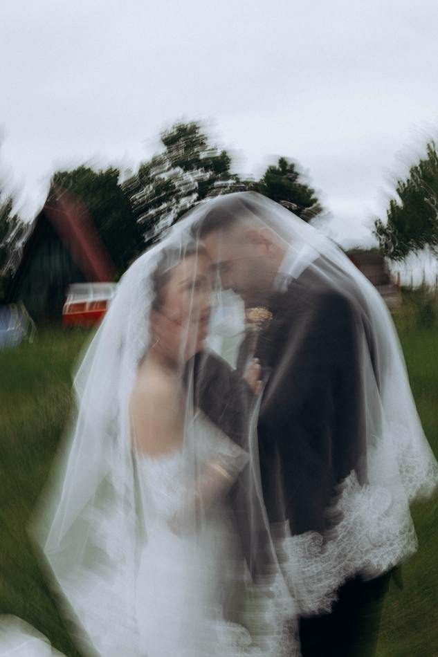 Duvağın altında gelin ve damat