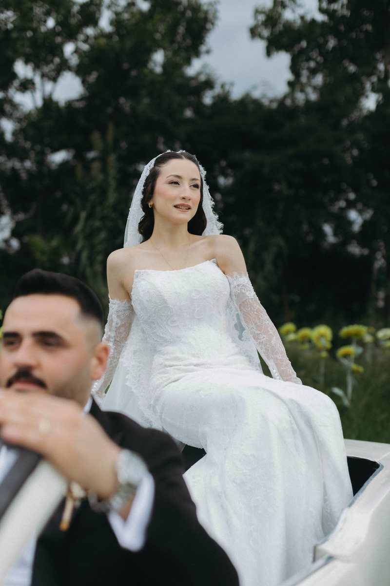 Uzaklara bakış, düğün günü